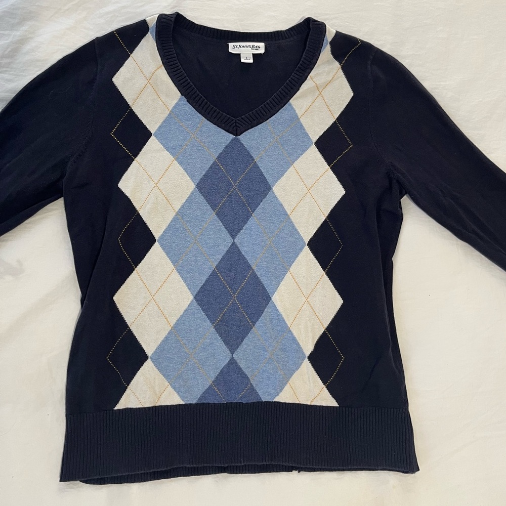 St. John’s Bay navy blue v-neck argyle sweater size L